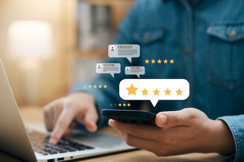 Man som tittar på laptop och recensioner